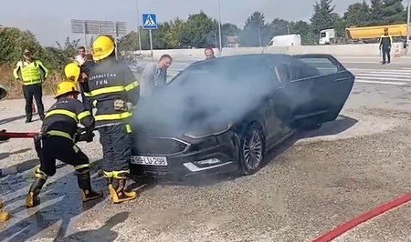 МЧС Азербайджана потушило загоревшийся автомобиль на трассе в Гобустанском районе