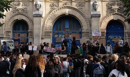 Во Франции из-за протестов приостановлены занятия в сотнях школ