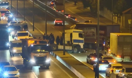 В Баку грузовик попал в аварию: движение в направлении метро «Кёроглу» ограничено