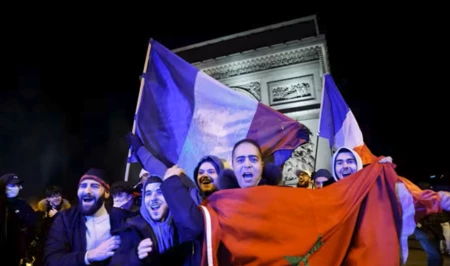 Болельщики Франции и Марокко мирно отпраздновали итог четвертьфинала ЧМ-2026 в Париже