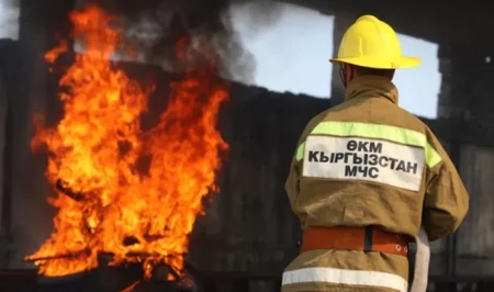 В столице Кыргызстана горит рынок: площадь пожара достигла 500 квадратных метров