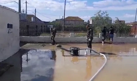 Спасатели эвакуировали двух человек из затопленного района Гаджигабула