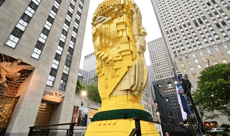 LEGO представила гигантский кубок ЧМ-2026 в Нью-Йорке