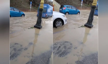 Дождевые воды парализовали движение рядом с Бакинским железнодорожным вокзалом