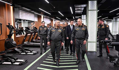 Руководство Минобороны Азербайджана ознакомилось с новым спортзалом и подразделением скорой помощи
