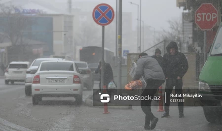 Сильный ветер в Баку: 5 падений за вечер, одна смерть