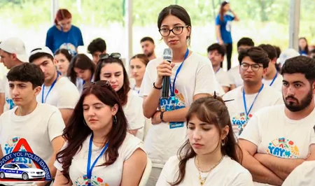 Дорожная полиция Азербайджана провела открытый диалог с молодежью на Yay Fest
