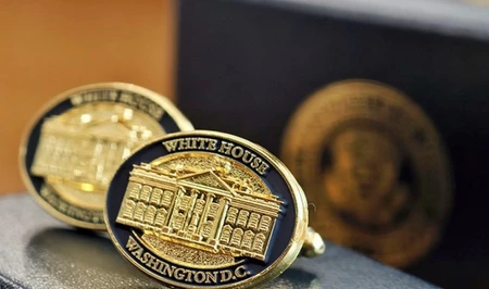 Трамп передал в подарок Лукашенко запонки с изображением Белого дома