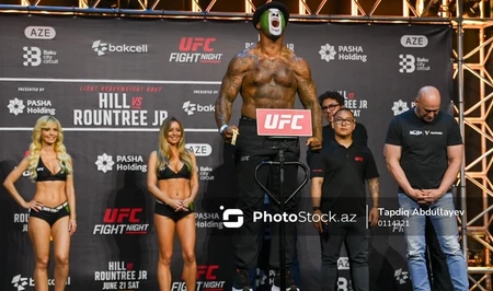 Известный иностранный боец UFC вышел на сцену в образе «бакинца»