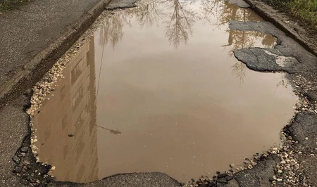 В Баку из-за прорыва водопровода питьевая вода месяц текла по улице