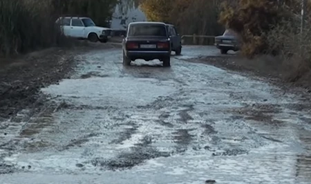 Бездорожье в Зардабе: беременные вынуждены рожать дома, сельчане ездят на ослиных повозках