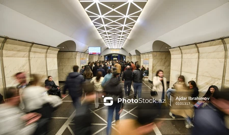 Утренний час пик в бакинском метро: пассажиры столкнулись с длительными задержками поездов