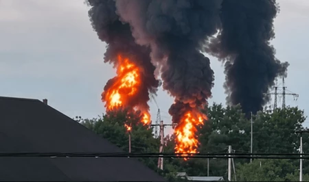 В России загорелась нефтебаза после атаки БПЛА