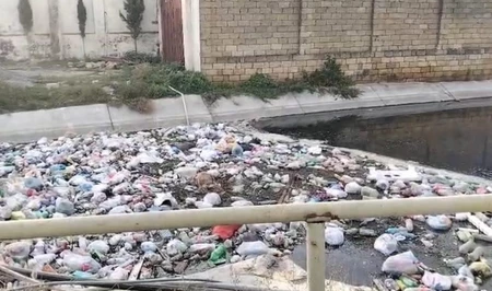 Оросительный канал в бакинском поселке загрязнен бытовым мусором: власти принимают меры