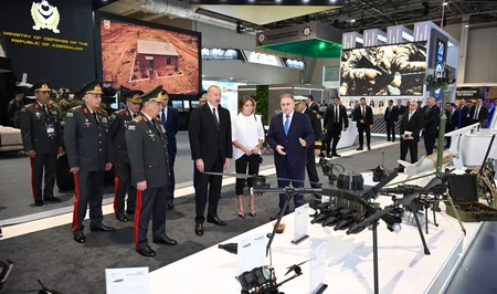 Президент Ильхам Алиев ознакомился с выставками ADEX 2026 и Securex Caspian