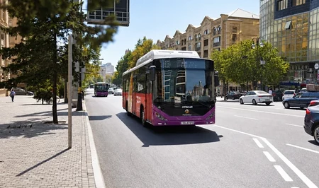 На одной из бакинских улиц организована спецполоса для автобусов