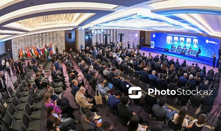 В Баку начался медиафорум, посвященный укреплению доверия через СМИ