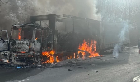 Пожар на аэропортовском шоссе: сгорел грузовой автомобиль