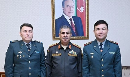 Министр обороны Азербайджана принял нового военного атташе Казахстана