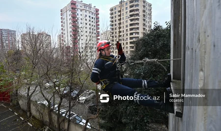 В Ясамальском районе Баку спасатели пришли на помощь запертому ребенку