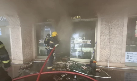 МЧС эвакуировало людей из горящего здания в центре Баку
