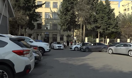 Платная зона AzParking у школы в Баку вызвала недовольство педагогов