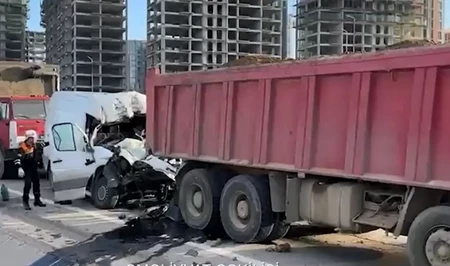 ДТП в Баку: спасатели извлекли зажатого водителя из Mercedes Sprinter
