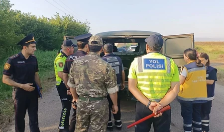 Два человека погибли после падения автомобиля в канал в Товузе