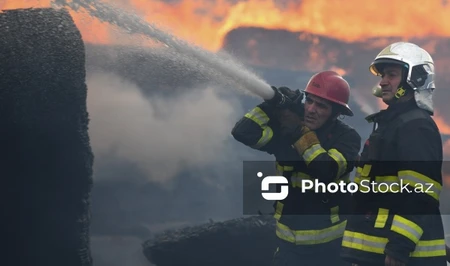 В Сураханинском районе Баку загорелось жилое здание