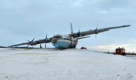 Аварийная посадка Ан-12 в Новом Уренгое: самолет опрокинулся на бок