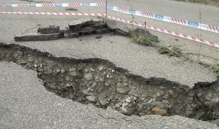 Дорога в Губинском районе повреждена оползнями после сильных дождей