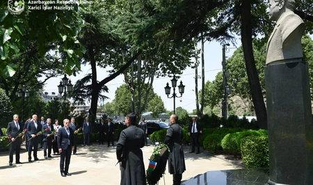 Джейхун Байрамов почтил память Гейдара Алиева в Тбилиси во время официального визита