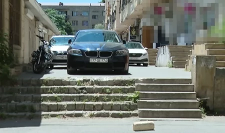 Опасный участок в Баку: водители не замечают лестницу и попадают в ДТП