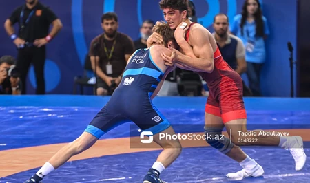 Эльджан Гасанов уступил польскому борцу на чемпионате мира U17 в Баку