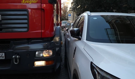 Хаотичная парковка в центре Баку помешала пожарным машинам добраться до очага возгорания