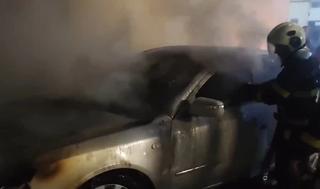 Пожарные оперативно потушили загоревшийся автомобиль в Хырдалане