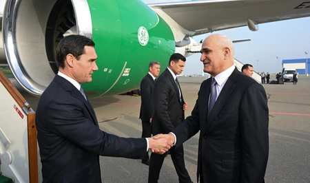 Президент Туркменистана прибыл в Баку для участия в саммите СВМДА