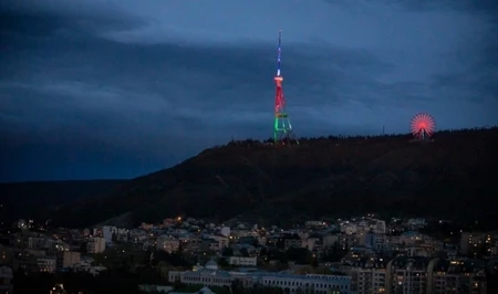 Тбилисская телебашня подсвечена цветами флага Азербайджана