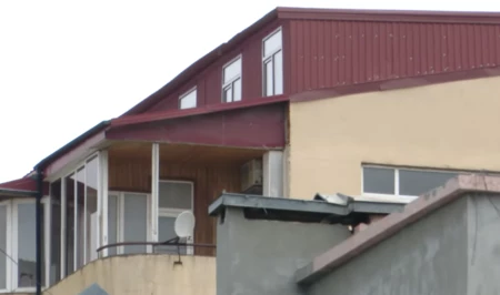 Загадочное сооружение на крыше двух 14-этажных зданий в Баку: что происходит