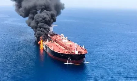 У побережья Омана в Ормузском проливе атакован танкер