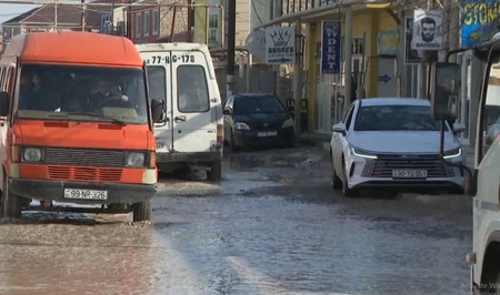 Глубокие ямы и вода: жители поселка Бина жалуются на состояние дороги